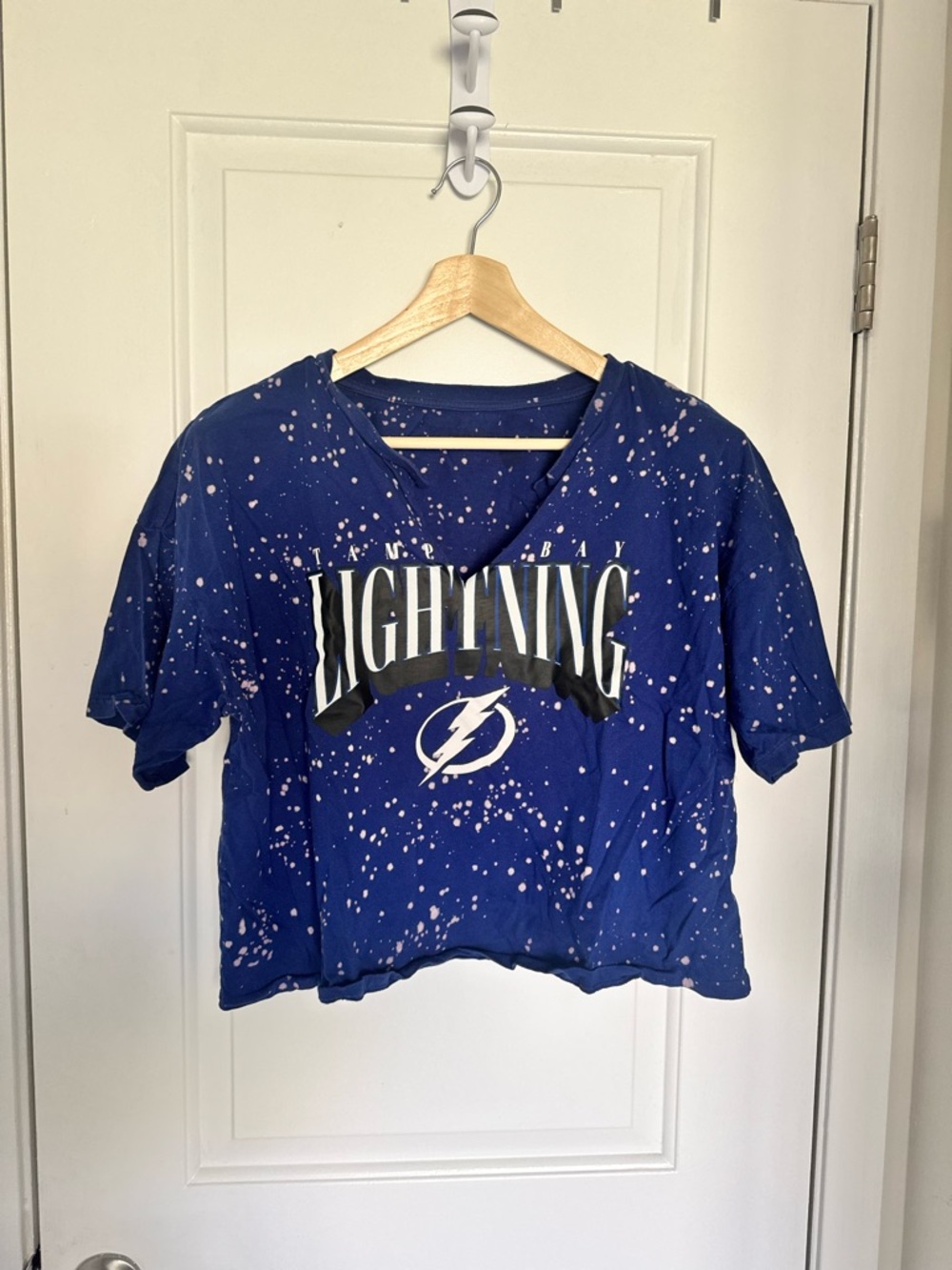 NHL Tampa Bay Lightning Women's Blue Cropped Tee Bolts Game Day Hockey Fan Crop